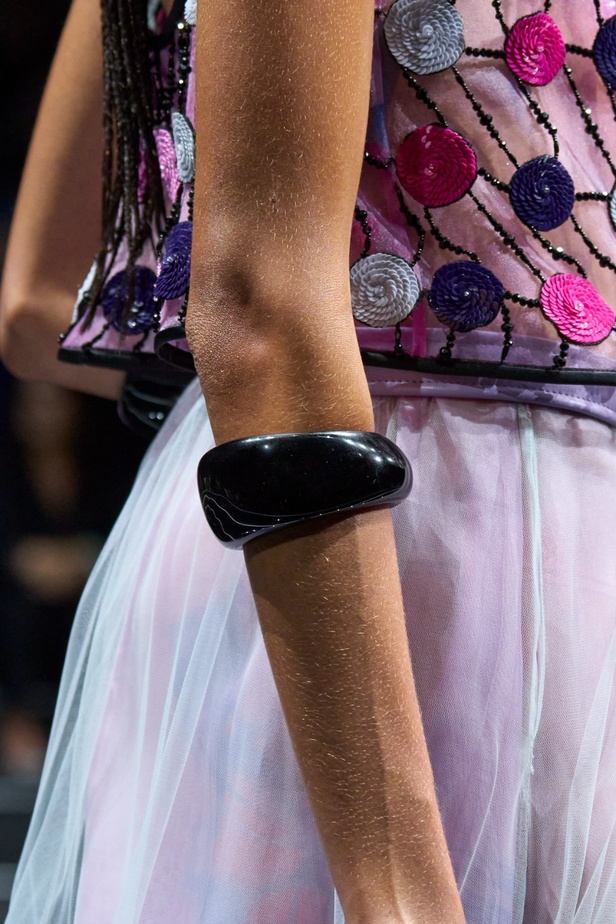 مجموعة Emporio Armani لربيع وصيف 2024 مثالية لعطلات الصيف بألوانها المشرقة وأقمشتها الخفيفة