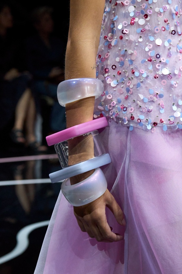 مجموعة Emporio Armani لربيع وصيف 2024 مثالية لعطلات الصيف بألوانها المشرقة وأقمشتها الخفيفة