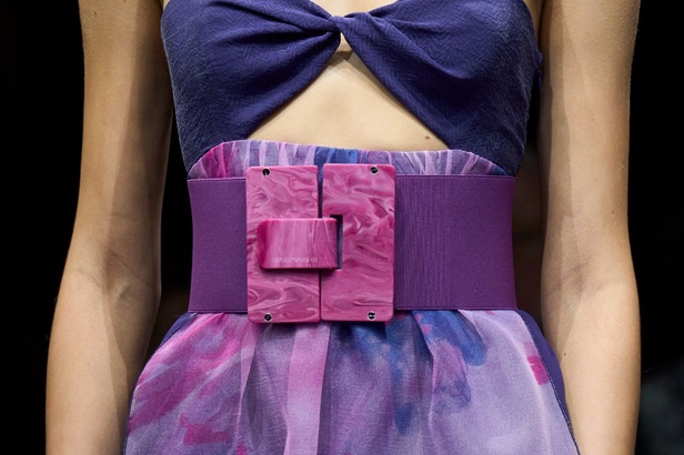 مجموعة Emporio Armani لربيع وصيف 2024 مثالية لعطلات الصيف بألوانها المشرقة وأقمشتها الخفيفة