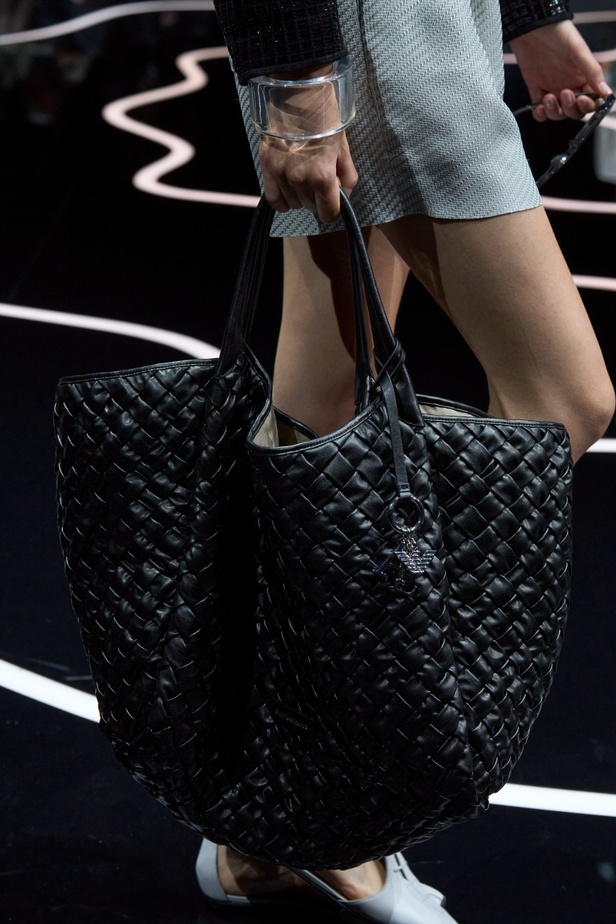 مجموعة Emporio Armani لربيع وصيف 2024 مثالية لعطلات الصيف بألوانها المشرقة وأقمشتها الخفيفة