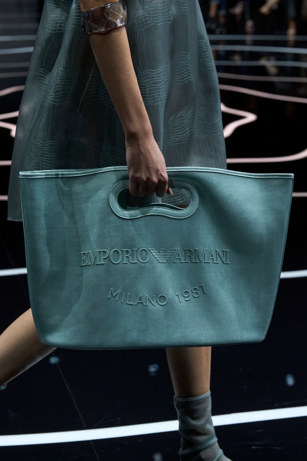 مجموعة Emporio Armani لربيع وصيف 2024 مثالية لعطلات الصيف بألوانها المشرقة وأقمشتها الخفيفة