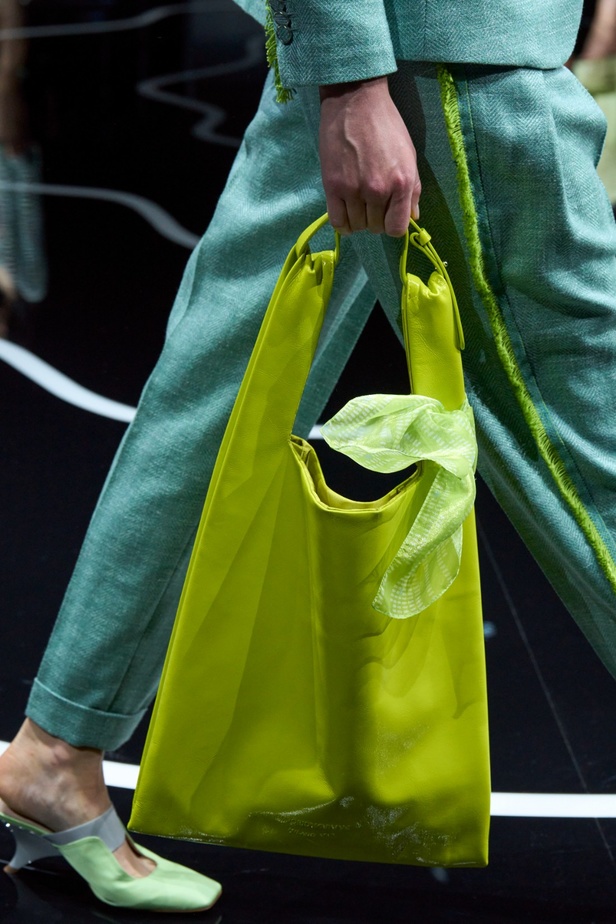 مجموعة Emporio Armani لربيع وصيف 2024 مثالية لعطلات الصيف بألوانها المشرقة وأقمشتها الخفيفة