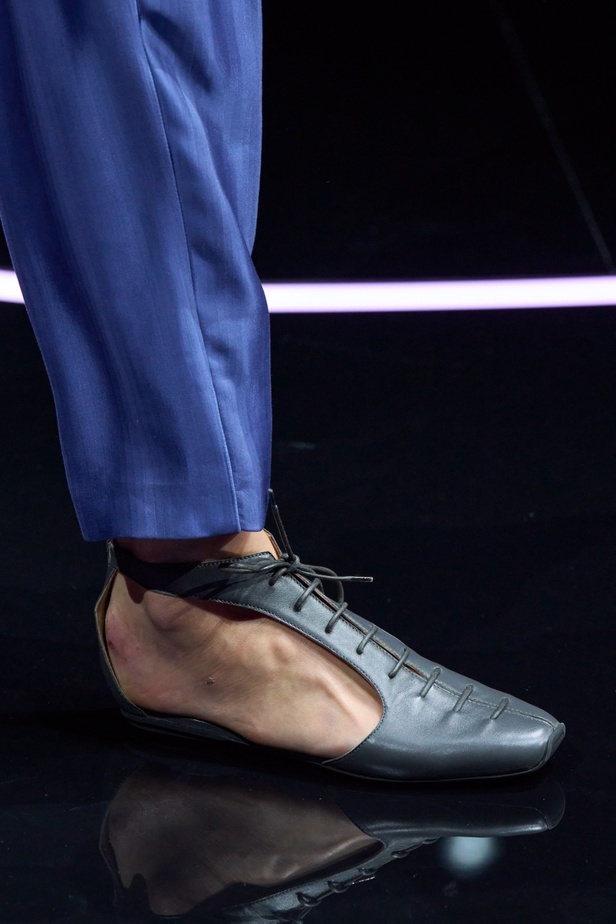 مجموعة Emporio Armani لربيع وصيف 2024 مثالية لعطلات الصيف بألوانها المشرقة وأقمشتها الخفيفة