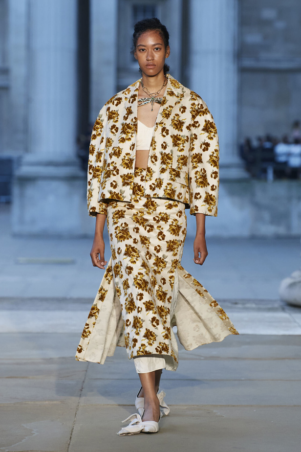 عرض أزياء Erdem لموسم ربيع وصيف 2024