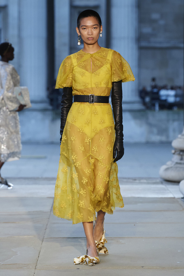 عرض أزياء Erdem لموسم ربيع وصيف 2024