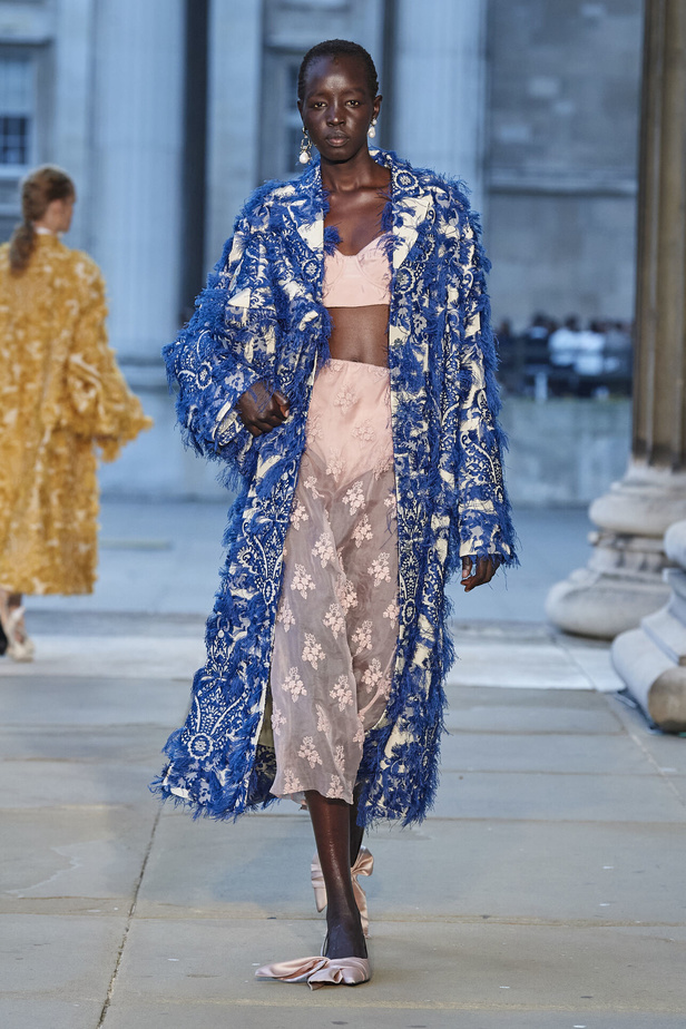 عرض أزياء Erdem لموسم ربيع وصيف 2024