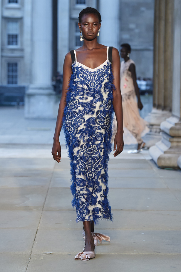 عرض أزياء Erdem لموسم ربيع وصيف 2024