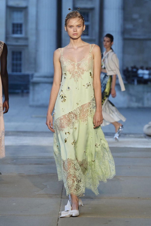 عرض أزياء Erdem لموسم ربيع وصيف 2024