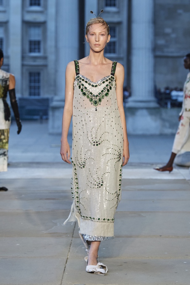 عرض أزياء Erdem لموسم ربيع وصيف 2024