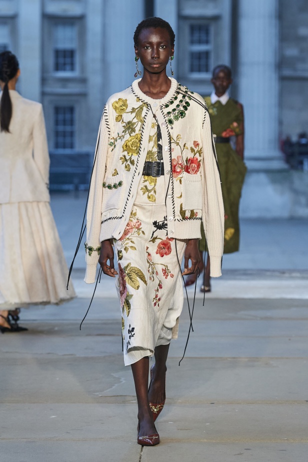 عرض أزياء Erdem لموسم ربيع وصيف 2024