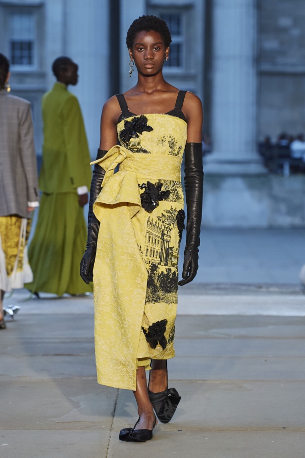 عرض أزياء Erdem لموسم ربيع وصيف 2024