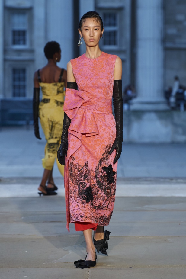 عرض أزياء Erdem لموسم ربيع وصيف 2024