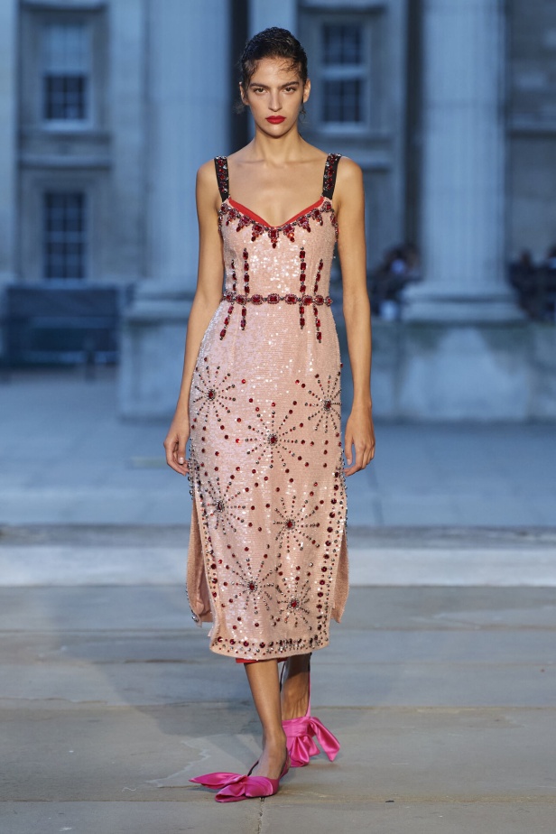 عرض أزياء Erdem لموسم ربيع وصيف 2024