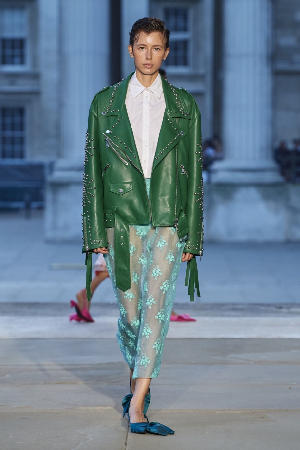 عرض أزياء Erdem لموسم ربيع وصيف 2024