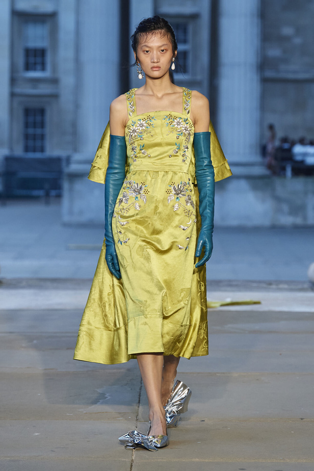 عرض أزياء Erdem لموسم ربيع وصيف 2024