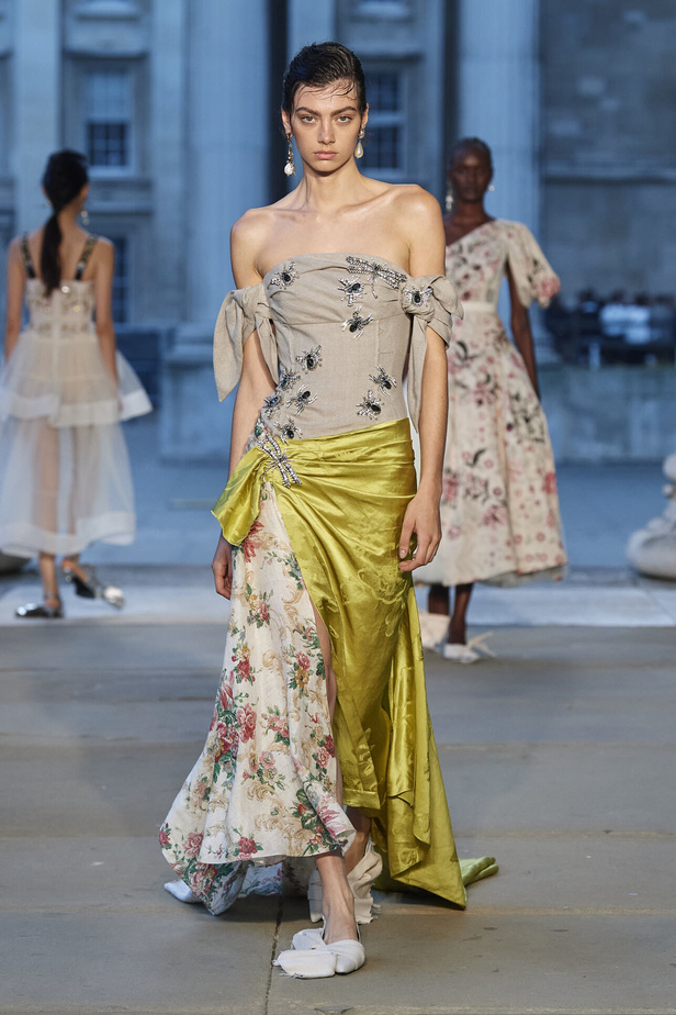 عرض أزياء Erdem لموسم ربيع وصيف 2024