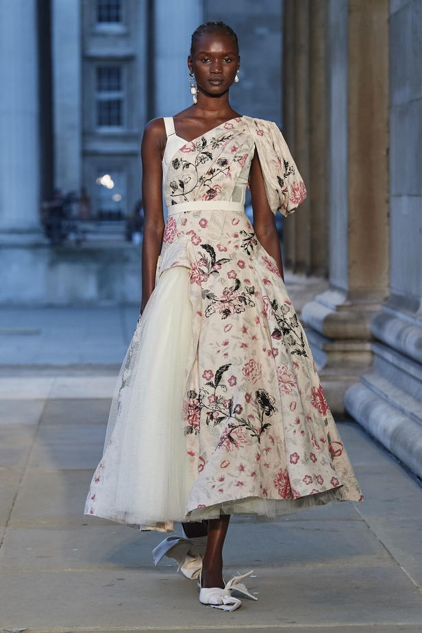 عرض أزياء Erdem لموسم ربيع وصيف 2024