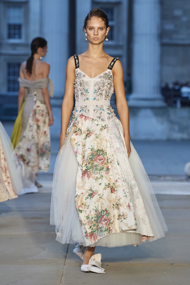 عرض أزياء Erdem لموسم ربيع وصيف 2024