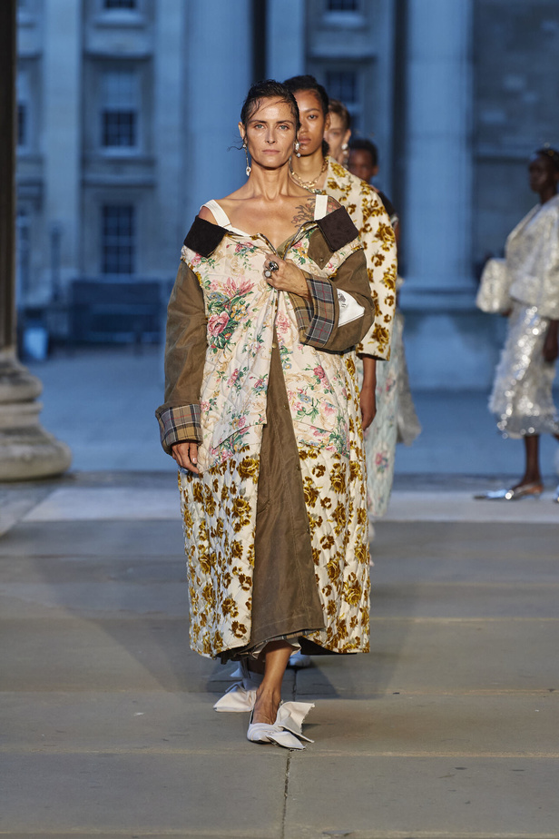 عرض أزياء Erdem لموسم ربيع وصيف 2024