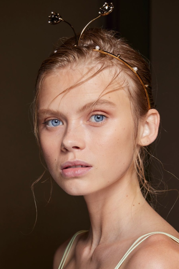 عرض أزياء Erdem لموسم ربيع وصيف 2024.. صيحة النقشات والتفاصيل العصرية والملونة