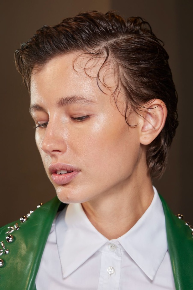 عرض أزياء Erdem لموسم ربيع وصيف 2024.. صيحة النقشات والتفاصيل العصرية والملونة