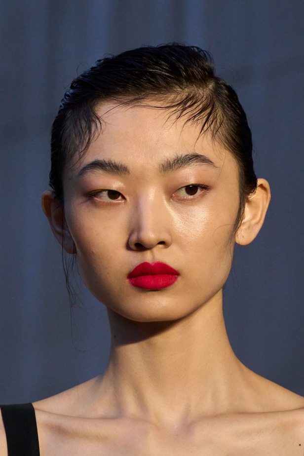 عرض أزياء Erdem لموسم ربيع وصيف 2024.. صيحة النقشات والتفاصيل العصرية والملونة