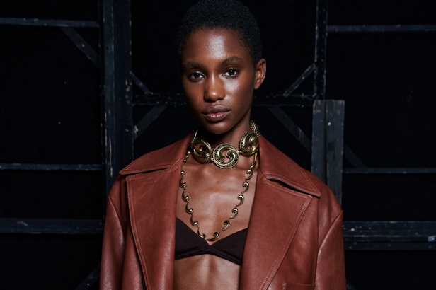 مجموعة Etro لربيع وصيف 2024 تتخطى معايير التصميم التقليدية وتعبّر عن مفاهيم جديدة وخارجة عن المألوف