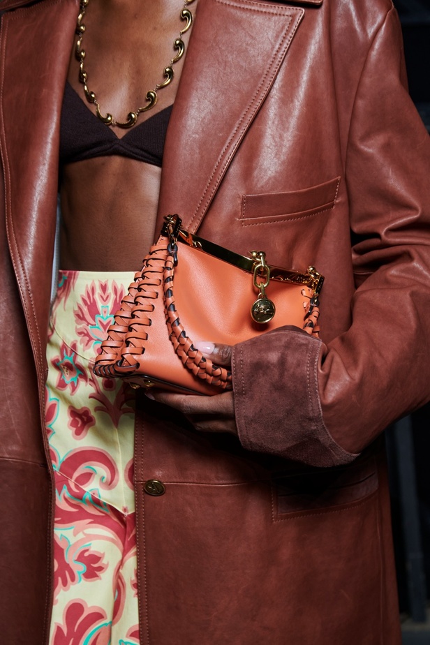 مجموعة Etro لربيع وصيف 2024 تتخطى معايير التصميم التقليدية وتعبّر عن مفاهيم جديدة وخارجة عن المألوف