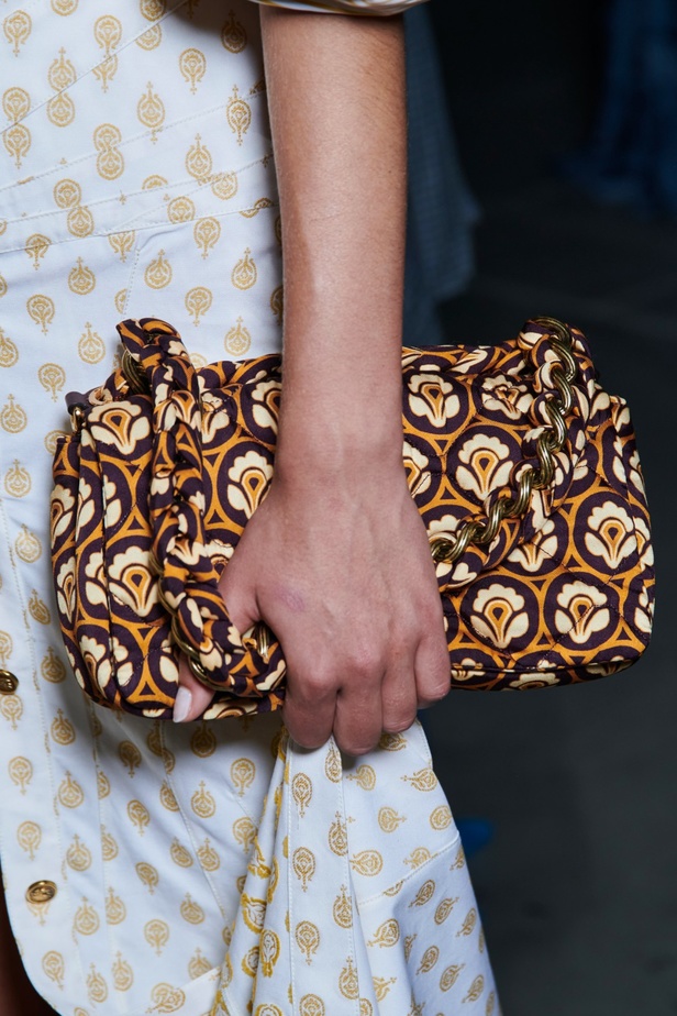 مجموعة Etro لربيع وصيف 2024 تتخطى معايير التصميم التقليدية وتعبّر عن مفاهيم جديدة وخارجة عن المألوف