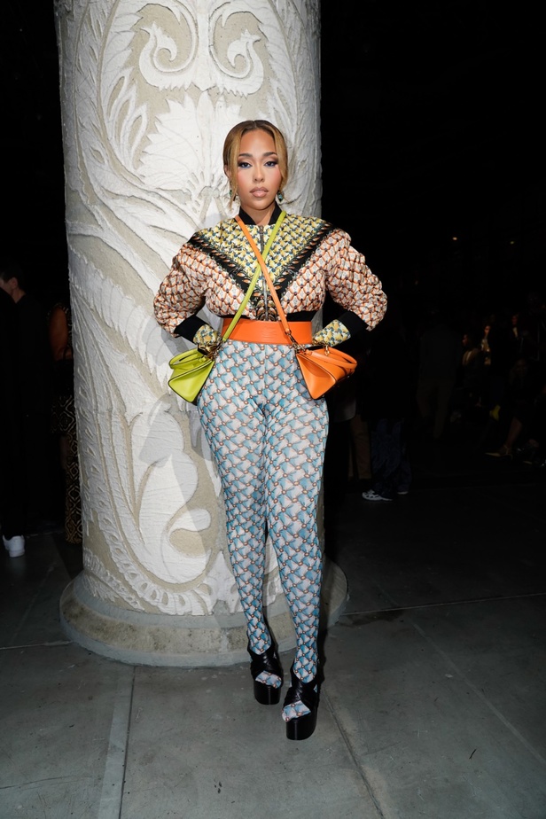 مجموعة Etro لربيع وصيف 2024 تتخطى معايير التصميم التقليدية وتعبّر عن مفاهيم جديدة وخارجة عن المألوف