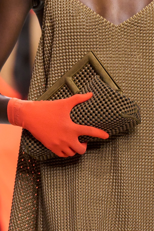 عالم Fendi الساحر يتجسّد في مجموعة ربيع وصيف 2024... تصاميم أنيقة وتلاعب ماهر بالألوان