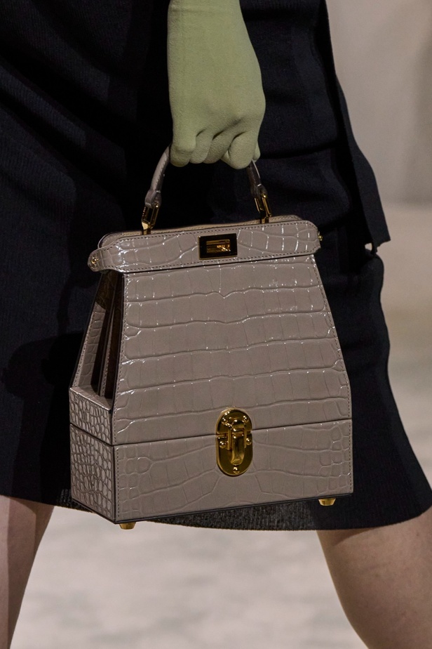 عالم Fendi الساحر يتجسّد في مجموعة ربيع وصيف 2024... تصاميم أنيقة وتلاعب ماهر بالألوان