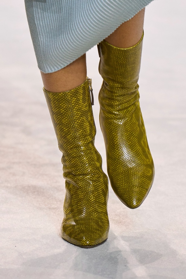 عالم Fendi الساحر يتجسّد في مجموعة ربيع وصيف 2024... تصاميم أنيقة وتلاعب ماهر بالألوان