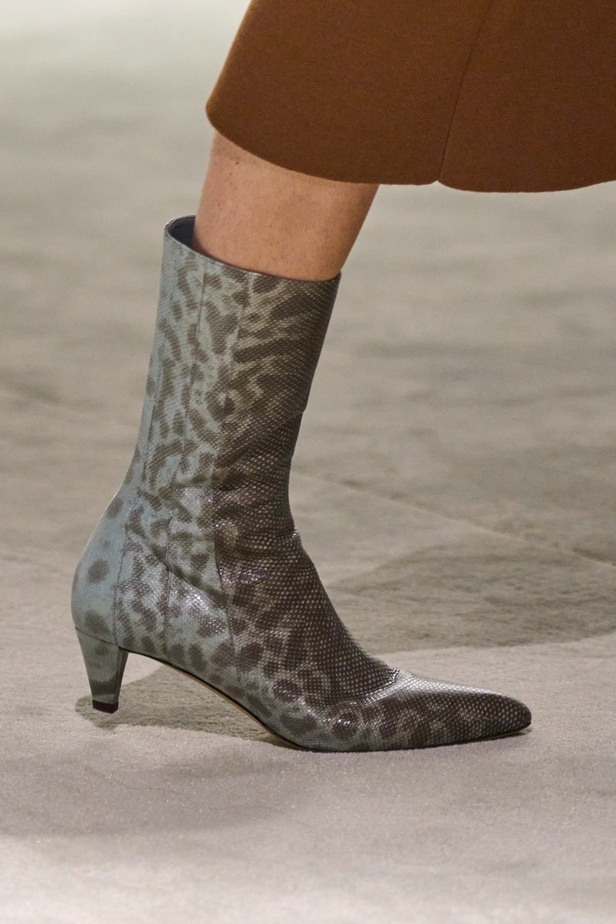 عالم Fendi الساحر يتجسّد في مجموعة ربيع وصيف 2024... تصاميم أنيقة وتلاعب ماهر بالألوان