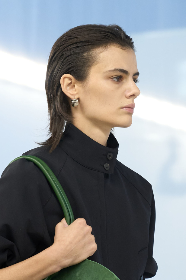 مجموعة Ferragamo تحيي موضة الجلد والقطع الرسمية في صيف 2024 