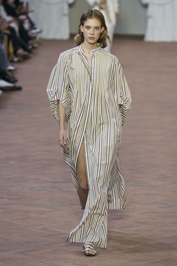 Alberta Ferretti تقدّم مجموعتها في ميلان بعنوان: الفستان الأبيض المثالي