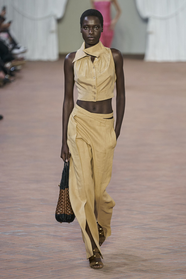 Alberta Ferretti تقدّم مجموعتها في ميلان بعنوان: الفستان الأبيض المثالي