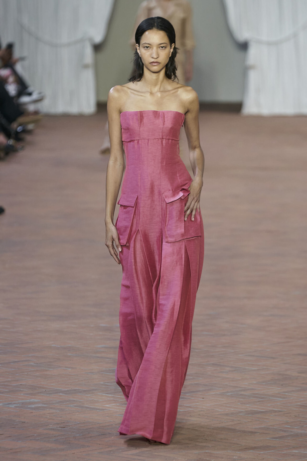 Alberta Ferretti تقدّم مجموعتها في ميلان بعنوان: الفستان الأبيض المثالي