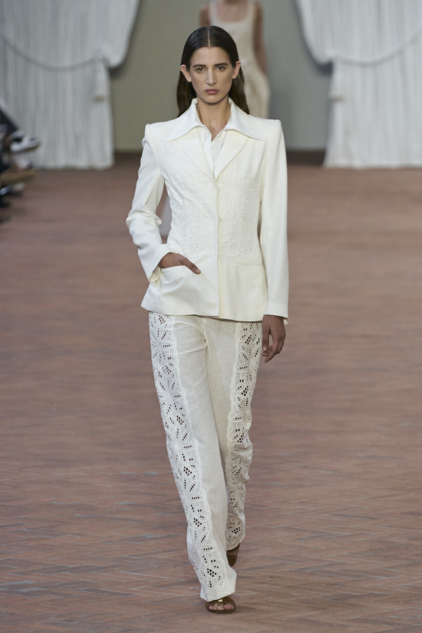 Alberta Ferretti تقدّم مجموعتها في ميلان بعنوان: الفستان الأبيض المثالي