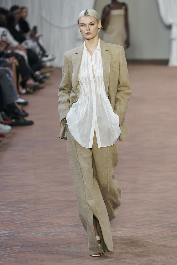 Alberta Ferretti تقدّم مجموعتها في ميلان بعنوان: الفستان الأبيض المثالي