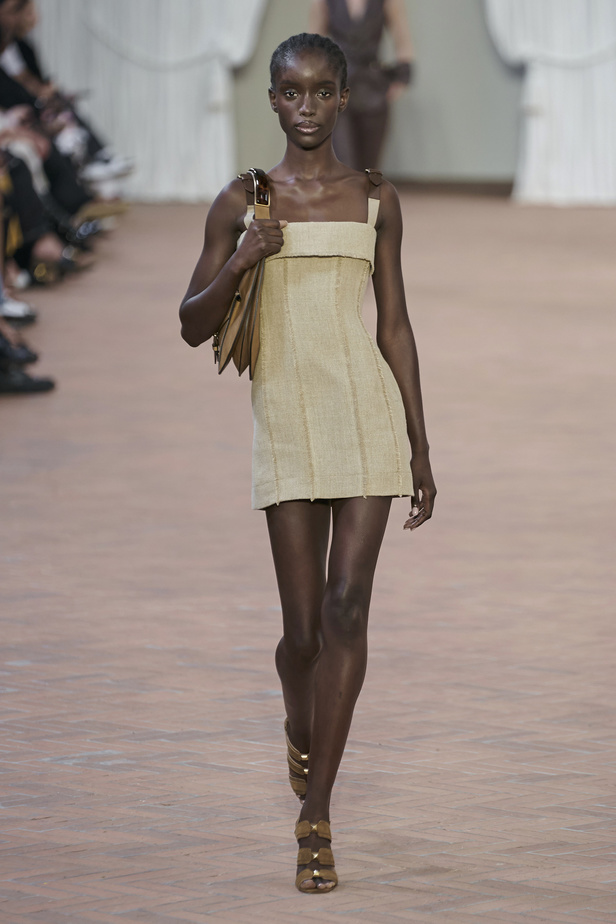 Alberta Ferretti تقدّم مجموعتها في ميلان بعنوان: الفستان الأبيض المثالي