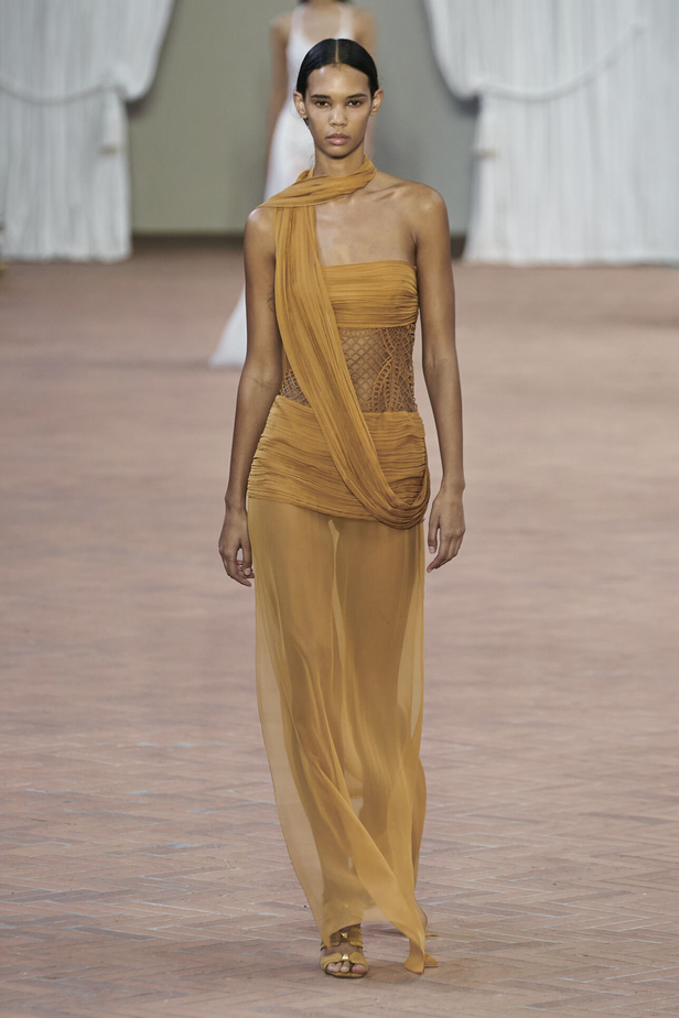 Alberta Ferretti تقدّم مجموعتها في ميلان بعنوان: الفستان الأبيض المثالي