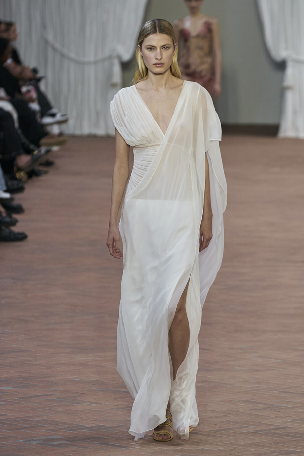 Alberta Ferretti تقدّم مجموعتها في ميلان بعنوان: الفستان الأبيض المثالي