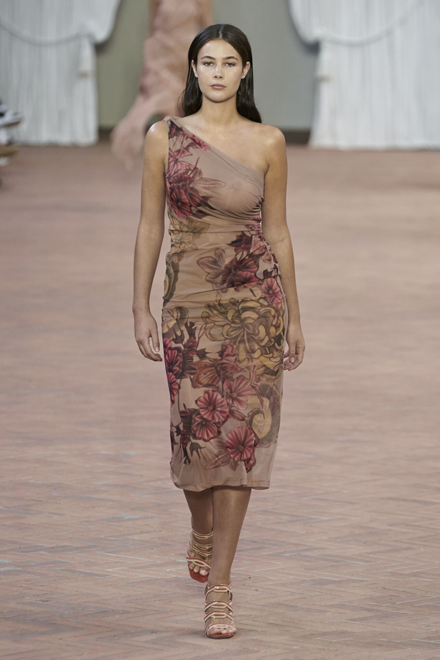 Alberta Ferretti تقدّم مجموعتها في ميلان بعنوان: الفستان الأبيض المثالي