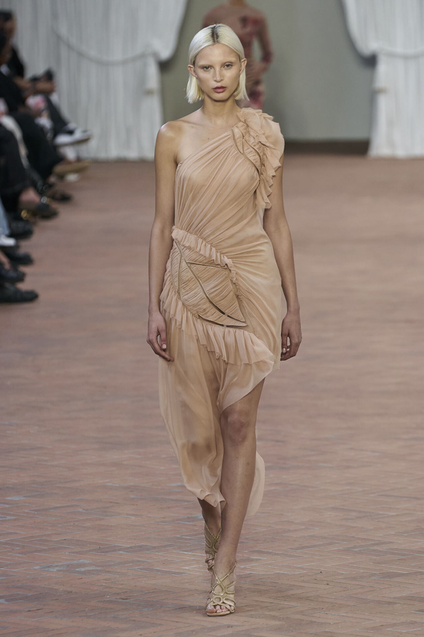 Alberta Ferretti تقدّم مجموعتها في ميلان بعنوان: الفستان الأبيض المثالي