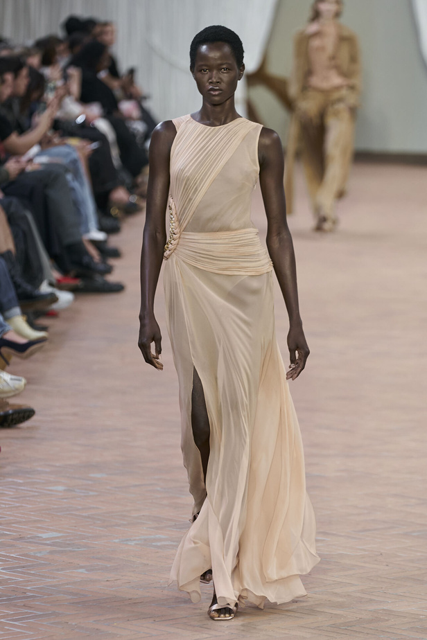 Alberta Ferretti تقدّم مجموعتها في ميلان بعنوان: الفستان الأبيض المثالي