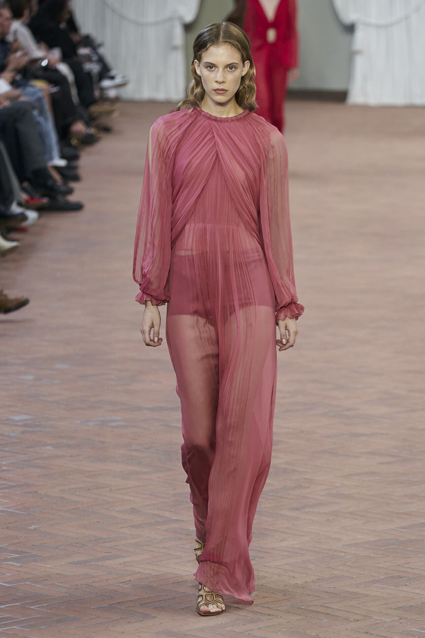 Alberta Ferretti تقدّم مجموعتها في ميلان بعنوان: الفستان الأبيض المثالي