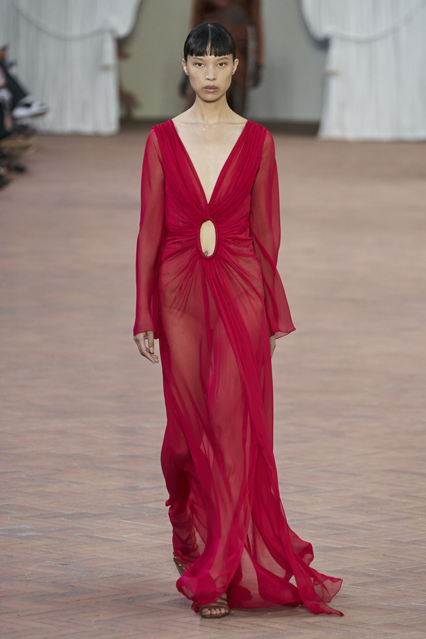 Alberta Ferretti تقدّم مجموعتها في ميلان بعنوان: الفستان الأبيض المثالي