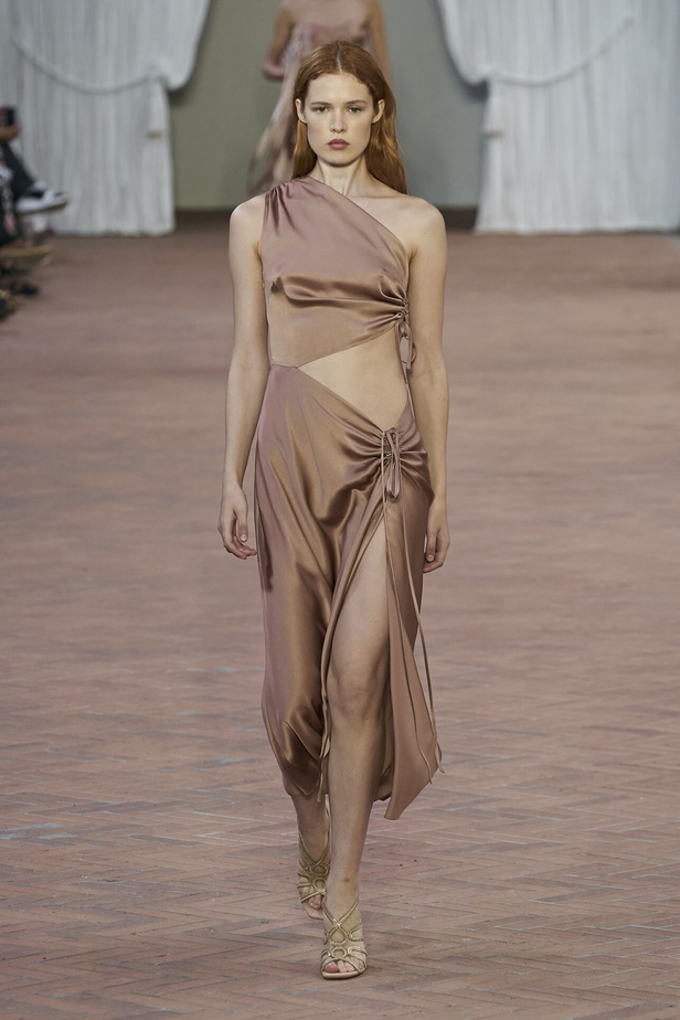 Alberta Ferretti تقدّم مجموعتها في ميلان بعنوان: الفستان الأبيض المثالي