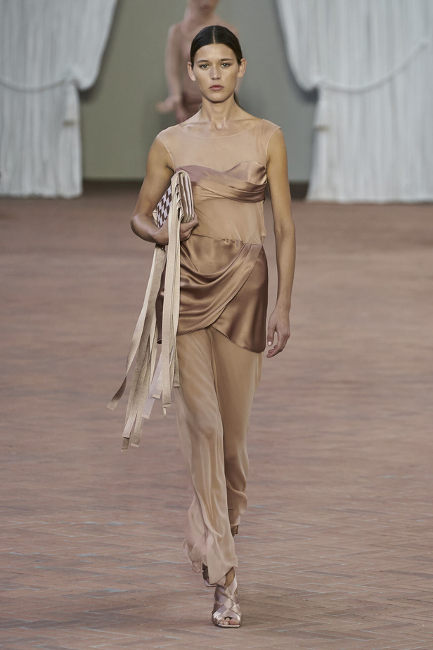 Alberta Ferretti تقدّم مجموعتها في ميلان بعنوان: الفستان الأبيض المثالي